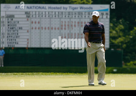 Jul 03, 2009 - Bethesda, Maryland, États-Unis - Tiger Woods putts sur le 18e trou au cours de la 2ème manche du Championnat de Golf National tenue au Congressional Country Club. Au moment de la déclaration, Woods est à égalité au premier à 9 en vertu de l'alinéa (crédit Image : © James Berglie/ZUMA Press) Banque D'Images