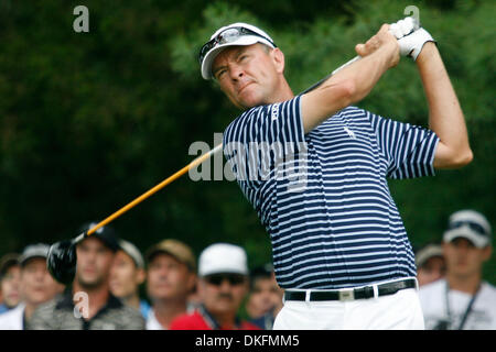 Jul 03, 2009 - Bethesda, Maryland, USA - DAVIS LOVE III tees off sur le troisième trou au cours de la 2ème manche du Championnat de Golf National tenue au Congressional Country Club. Au moment de la déclaration, l'amour était à égalité au 16e à 2 en dessous du par (Image Crédit : © James Berglie/ZUMA Press) Banque D'Images