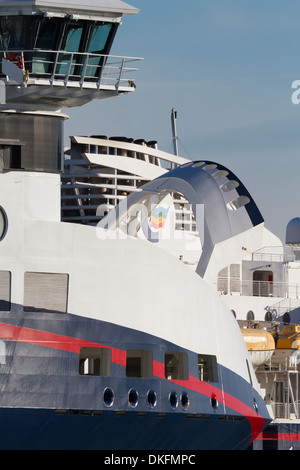 Une ligne de couleur classe Superspeed ro/pax-ferry arrive à Hirtshals, Danemark. Banque D'Images