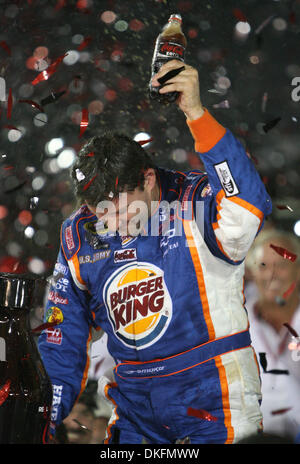 Jul 04, 2009 - Daytona Beach , Florida, USA - Tony Stewart célèbre dans la victoire Lane après avoir remporté la course NASCAR de Coke Zero 400 Samedi 4 juillet 2009 à Daytona International Speedway de Daytona Beach, FL. (Crédit Image : © Donald Montague/global/Southcreek ZUMA Press) Banque D'Images