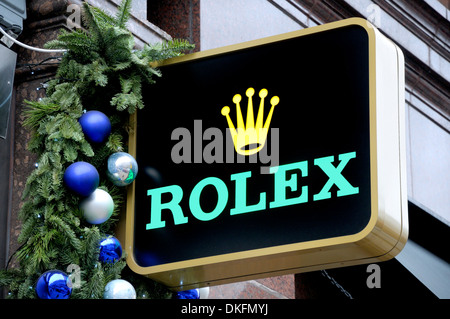 Londres, Angleterre, Royaume-Uni. Rolex affiche à l'extérieur de magasin avec des décorations de Noël Banque D'Images