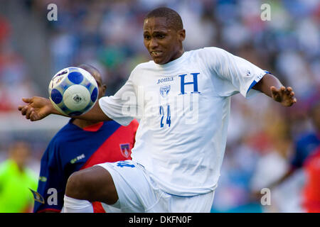 Jul 04, 2009 - Seattle, Washington, USA - GEORGE BIENVENUE (24) en prenant un tir au but. Gold Cup 2009, Haïti et le Honduras à Qwest Field à Seattle, WA. (Crédit Image : © Andrew Fredrickson/global/Southcreek ZUMA Press) Banque D'Images