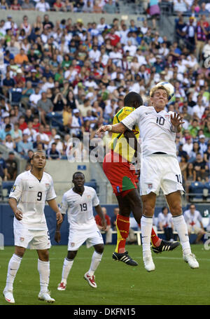 Jul 04, 2009 - Seattle, Washington, USA - USA'S STUART HOLDEN est l'en-tête contre son adversaire Grenadan au cours de la Gold Cup Match au Qwest Field. (Crédit Image : © Steve/Mullensky Southcreek Global/ZUMA Press) Banque D'Images