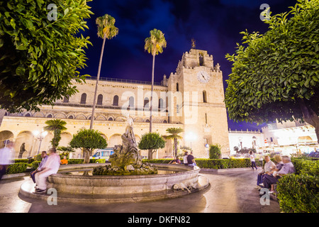 Cathédrale de Monreale la nuit, les gens à la fontaine sicilien Guglielmo dans Square, Monreale, près de Palerme, Sicile, Italie, Europe Banque D'Images