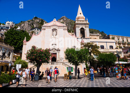 Les touristes visitant l'église de Saint Joseph dans la Piazza IX Aprile sur le Corso Umberto, la rue principale de Taormina, Sicile, Italie, Europe Banque D'Images