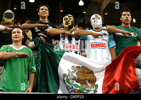 Jul 09, 2009 - Houston, Texas, USA - Mexico soccer fans montrent leur fierté de la Gold Cup de la CONCACAF tenue au stade reliant le Mexique Panama liée 1-1. (Crédit Image : © Diana porteur/Southcreek Global/ZUMA Press) Banque D'Images