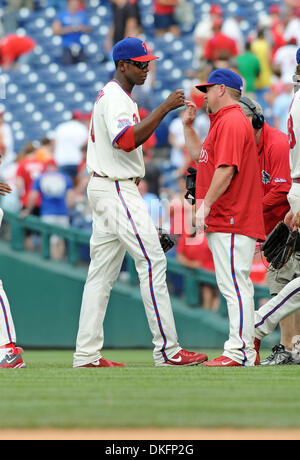 Le 29 juillet 2009 - Philadelphie, Pennsylvanie, États-Unis d'Amérique - Philadelphia Phillies voltigeurs Matt Stairs (r) et John Mayberry, Jr., congratuate les uns les autres à la suite d'un match de Ligue Nationale contre les Cardinals de Saint-Louis à Philadelphie. Les Phillies battent les cardinaux 9-2. (Crédit Image : © Ken Inness/ZUMApress.com) Southcreek/mondial Banque D'Images