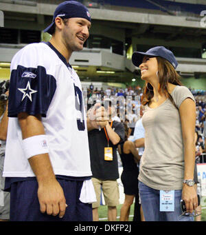 Le 8 août 2009 - San Antonio, Texas, USA - pour le sport - le quart-arrière des Cowboys de Dallas Tony Romo (à gauche) parle avec Eva Longoria Parker après matin, samedi 8 août 2009, à l'Alamodome. (Crédit Image : © San Antonio Express-News/ZUMAPRESS.com) Banque D'Images