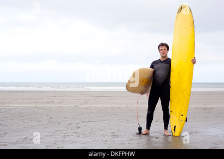 Portrait d'homme avec des planches sur la plage Banque D'Images