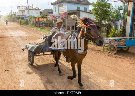 En chariot à cheval dans le village de Ban d'Angkor, sur les rives du Mékong, la province de Battambang, Cambodge, en Asie du sud-est Banque D'Images