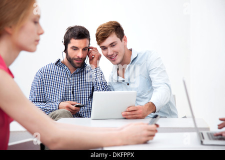 Deux collègues masculins using digital tablet Banque D'Images