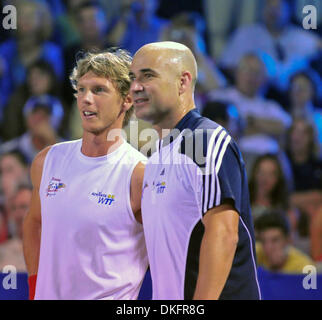 10 juil 2009 - Philadelphie, Pennsylvanie, USA - NATHAN HEALEY et Andre Agassi, discuter d'un jouer pendant leur match de double comme Agassi fait son retour en tant que joueur de tennis pour les libertés de Philadelphie. Le 39-year-old Agassi jouera deux matchs de championnat pour les libertés de Philadelphie en juillet avant de passer à d'autres tournois cette année. Agassi a remporté huit grands des célibataires champi Banque D'Images