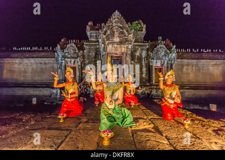 Spectacle de danse Apsara traditionnelles à Banteay Samre Temple, Angkor, Site de l'UNESCO, la Province de Siem Reap, Cambodge Banque D'Images