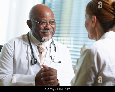 Senior doctor with female patient Banque D'Images