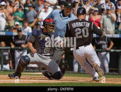 Jul 12, 2009 - Denver, Colorado, USA - Colorado Rockies catcher CHRIS IANNETTA glisse passé Atlanta Braves catcher DAVID ROSS pour égaliser le match à la huitième manche. Les Rocheuses battre les Braves 8-7 à Coors Field. (Crédit Image : © Don Senia Murray/ZUMA Press) Banque D'Images