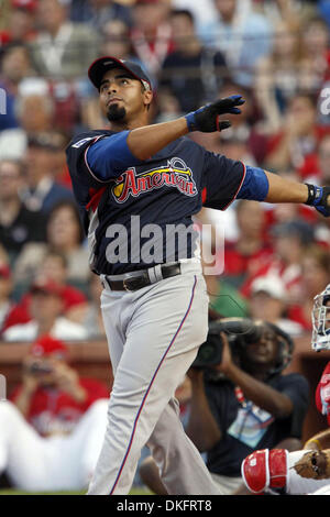 Jul 13, 2009 - Saint Louis, Missouri, USA - Texas Rangers voltigeur de droite NELSON CRUZ balançoires un homerun dans le premier tour de l'All-Star 2009 State Farm Home Run Derby à Busch Stadium. (Crédit Image : © J.B. Forbes/St Louis Post-Dispatch/ZUMA Press) RESTRICTIONS : * Alton, Belleville, Saint Louis, Moline, Rock Island (Illinois) Les journaux et les tabloïdes USA * Droits de l'homme Banque D'Images