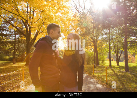 Jeune couple romantique en automne parc, Vienne, Autriche Banque D'Images