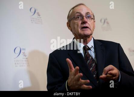 Bali, Indonésie. 5 déc, 2013. Alan Bollard, directeur exécutif du Secrétariat de l'APEC, reçoit une interview exclusive avec Xinhua en marge de la 9e Conférence ministérielle de l'OMC à Bali, Indonésie, le 5 décembre 2013. L'Organisation mondiale du commerce (OMC) pourraient chercher à obtenir quelques accords commerciaux à l'avenir si la Conférence ministérielle de l'OMC en cours à Bali ne parvient pas à un accord pour relancer le cycle de Doha, un haut fonctionnaire de la Coopération économique Asie-Pacifique (APEC), dit ici jeudi. Credit : Lui Siu Wai/Xinhua/Alamy Live News Banque D'Images