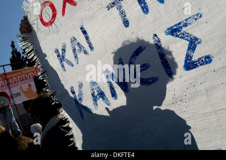 Athènes, Grèce, le 5 décembre 2013. Les élèves en scène une manifestation devant le ministère de l'éducation pour dénoncer les mises à pied d'enseignants et la dégradation de l'éducation du public. Ils tiennent des bannières, jouer de la batterie et de crier des slogans devant le ministère de l'éducation qu'ils ont été confrontés à de nombreuses pénuries dans l'enseignement en raison de compressions budgétaires. Credit : Nikolas Georgiou / Alamy Live News Banque D'Images