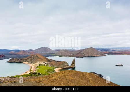 Pinnacle Rock sur Bartolome Island, au large de l'île de Santiago, Groupe d'Îles Galapagos, site du patrimoine mondial de l'UNESCO, de l'Équateur Banque D'Images