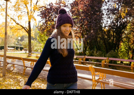 Jeune femme profitant de l'automne dans le parc Banque D'Images