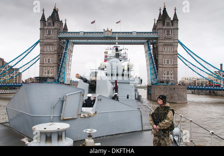 Le dernier type 42 destroyer HMS Edinburgh et le Tower Bridge, Londres. Banque D'Images