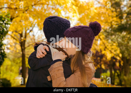 Jeune couple hugging in autumn park, Vienne, Autriche Banque D'Images