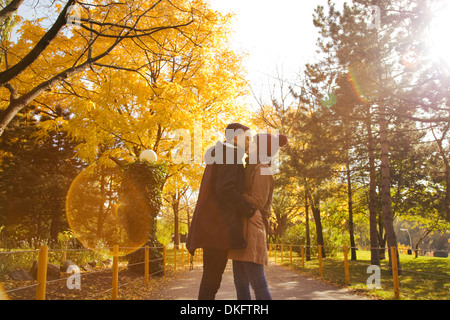 Jeune couple kissing in autumn park, Vienne, Autriche Banque D'Images