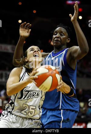 Silver Stars' Becky Hammon (25) disques durs pour le panier contre Washington Mystics' Crystal Langhorne au second semestre à l'AT&T Center mardi, 30 juin 2009. Homme/kmhui@express-news.net Kin Hui (crédit Image : © San Antonio Express-News/ZUMA Press) Banque D'Images