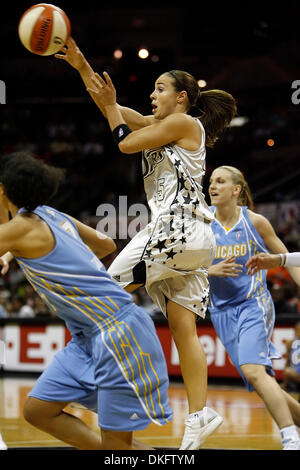 Silver Stars' Becky Hammon (25) fait une passe dans la peinture entre une paire de Chicago Sky defenders au premier semestre à l'AT&T Center de San Antonio le vendredi 3 juillet 2009. Homme/kmhui@express-news.net Kin Hui (crédit Image : © San Antonio Express-News/ZUMA Press) Banque D'Images