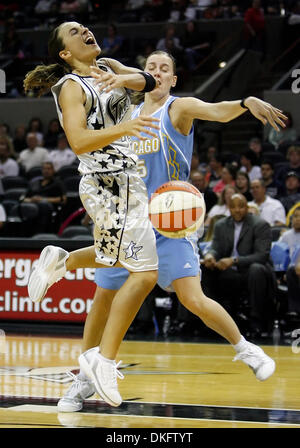 Silver Stars' Becky Hammon (25) est souillée par Chicago Sky's Erin Thorn (05) dans le premier semestre à l'AT&T Center de San Antonio le vendredi 3 juillet 2009. Homme/kmhui@express-news.net Kin Hui (crédit Image : © San Antonio Express-News/ZUMA Press) Banque D'Images