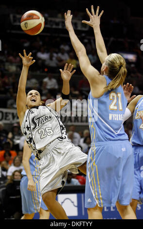 Silver Stars' Becky Hammon (25) au-dessus de Chicago Sky's Brooke Wyckoff (21) dans la seconde moitié à l'AT&T Center de San Antonio le vendredi 3 juillet 2009. Homme/kmhui@express-news.net Kin Hui (crédit Image : © San Antonio Express-News/ZUMA Press) Banque D'Images