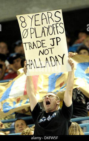 Jul 17, 2009 - Toronto, Ontario, Canada - Un ventilateur est vu dans les stands avec un panneau disant "8 ans, 0 séries éliminatoires. Les JP (Ricciardi), pas au cours de la MLB Halladay' jeu joué entre les Blue Jays de Toronto et les Red Sox de Boston, au Centre Rogers à Toronto, ON. (Crédit Image : © Adrian Gauthier/global/Southcreek ZUMA Press) Banque D'Images