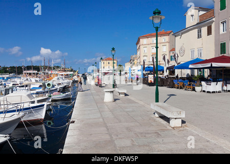 Port et promenade dans la vieille ville, Rovinj, Istrie, Croatie, Europe Banque D'Images