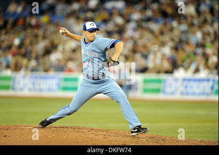 Jul 17, 2009 - Toronto, Ontario, Canada - Toronto Blue Jays lanceur droitier SHAWN CAMP (57) est considéré le tangage lors de la MLB jeu joué entre les Blue Jays de Toronto et les Red Sox de Boston, au Centre Rogers à Toronto, ON. (Crédit Image : © Adrian Gauthier/global/Southcreek ZUMA Press) Banque D'Images