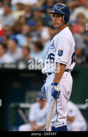 Juillet 22, 2009 - Kansas City, Missouri, USA - Kansas City Royals' RYAN FREEL regarde les signes de base 3e entraîneur Dave Owen. Freel remplacé Jose Guillen dans la 2ème manche à cause d'une blessure. Le Los Angeles Angels a vaincu les Royals de Kansas City 9-6 à Kauffman Stadium de Kansas City, MO. (Crédit Image : © Tyson Hofsommer Southcreek/global/ZUMA Press) Banque D'Images