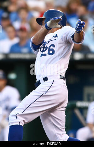 Juillet 22, 2009 - Kansas City, Missouri, USA - Kansas City Royals' RYAN FREEL est entrée dans le jeu pour JOSE GUILLEN dans la 2e manche et perd de l'emprise de son bat. Le Los Angeles Angels a vaincu les Royals de Kansas City 9-6 à Kauffman Stadium de Kansas City, MO. (Crédit Image : © Tyson Hofsommer Southcreek/global/ZUMA Press) Banque D'Images