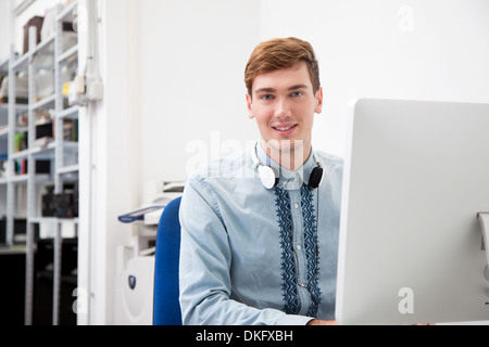 Young man working in office Banque D'Images