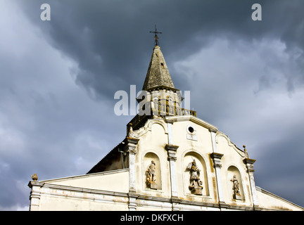 Eglise avec clocher sous les nuages noirs Banque D'Images