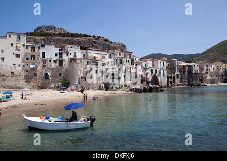 Vue sur plage de Cefalù, Sicile, Italie, Méditerranée, Europe Banque D'Images