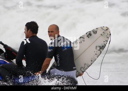 Jul 24, 2009 - Newport Beach, Californie, USA - neuf fois champion du monde Kelly Slater obtient un trajet de retour après une rupture d'expérimental sur sa première vague dans sa série de victoire à la chaleur 24 2009 Hurley US Open de surf. Les vagues étaient si grandes que pour la première fois dans l'histoire de l'US Open l'utilisation de PWC a été approuvé pour les surfeurs au lineup. (Crédit Image : © Banque D'Images