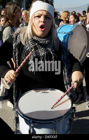 Athènes, Grèce, le 5 décembre 2013. Les élèves en scène une manifestation devant le ministère de l'éducation pour dénoncer les mises à pied d'enseignants et la dégradation de l'éducation du public. Ils tiennent des bannières, jouer de la batterie et de crier des slogans devant le ministère de l'éducation qu'ils ont été confrontés à de nombreuses pénuries dans l'enseignement en raison de compressions budgétaires. Credit : Nikolas Georgiou / Alamy Live News Banque D'Images