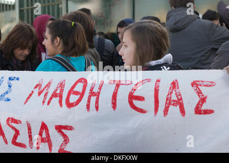 Athènes, Grèce, le 5 décembre 2013. Les élèves en scène une manifestation devant le ministère de l'éducation pour dénoncer les mises à pied d'enseignants et la dégradation de l'éducation du public. Ils tiennent des bannières, jouer de la batterie et de crier des slogans devant le ministère de l'éducation qu'ils ont été confrontés à de nombreuses pénuries dans l'enseignement en raison de compressions budgétaires. Credit : Nikolas Georgiou / Alamy Live News Banque D'Images