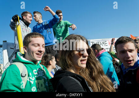 Athènes, Grèce, le 5 décembre 2013. Les élèves en scène une manifestation devant le ministère de l'éducation pour dénoncer les mises à pied d'enseignants et la dégradation de l'éducation du public. Ils tiennent des bannières, jouer de la batterie et de crier des slogans devant le ministère de l'éducation qu'ils ont été confrontés à de nombreuses pénuries dans l'enseignement en raison de compressions budgétaires. Credit : Nikolas Georgiou / Alamy Live News Banque D'Images