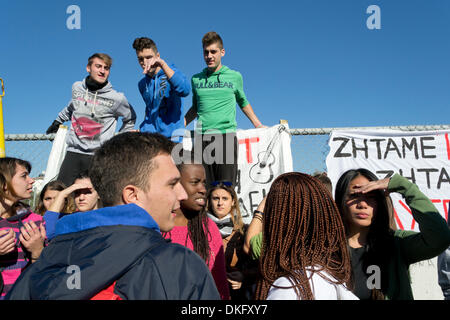 Athènes, Grèce, le 5 décembre 2013. Les élèves en scène une manifestation devant le ministère de l'éducation pour dénoncer les mises à pied d'enseignants et la dégradation de l'éducation du public. Ils tiennent des bannières, jouer de la batterie et de crier des slogans devant le ministère de l'éducation qu'ils ont été confrontés à de nombreuses pénuries dans l'enseignement en raison de compressions budgétaires. Credit : Nikolas Georgiou / Alamy Live News Banque D'Images