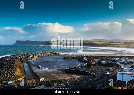 Port de Ballycastle le comté d'Antrim en Irlande du Nord dans une gale Banque D'Images