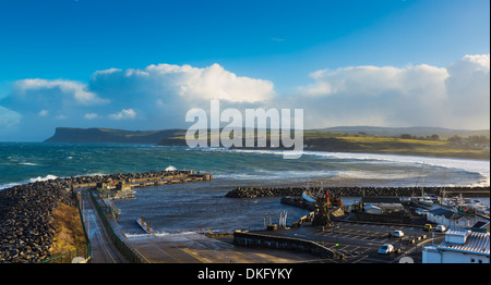 Port de Ballycastle le comté d'Antrim en Irlande du Nord dans une gale Banque D'Images