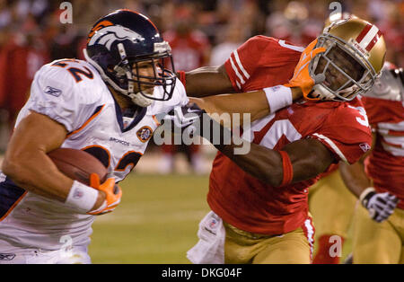 Aug 14, 2009 - San Francisco, Californie, États-Unis - San Francisco 49ers vs Denver Broncos à Candlestick Park Vendredi, 14 août 2009. Denver Broncos FB Peyton Hillis # 22 tenir au loin San Francisco 49ers Reggie Smith évoluait # 30. (Crédit Image : © Al/ZUMApress.com) Golub Banque D'Images