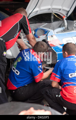 13 juin 2009 - Brooklyn, Michigan, États-Unis - 13 juin 2009 : l'équipe Geico # 13 faire des travaux du corps après un contact avec le mur. Lifelock 400 NASCAR a eu lieu au Michigan International Speedway à Brooklyn, Michigan (crédit Image : © Alan Ashley/ZUMApress.com) Southcreek/mondial Banque D'Images