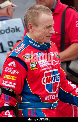 13 juin 2009 - Brooklyn, Michigan, États-Unis - 13 juin 2009 Pilote : Mark Martin promenades à travers le garage. Lifelock 400 NASCAR a eu lieu au Michigan International Speedway à Brooklyn, Michigan (crédit Image : © Alan Ashley/ZUMApress.com) Southcreek/mondial Banque D'Images